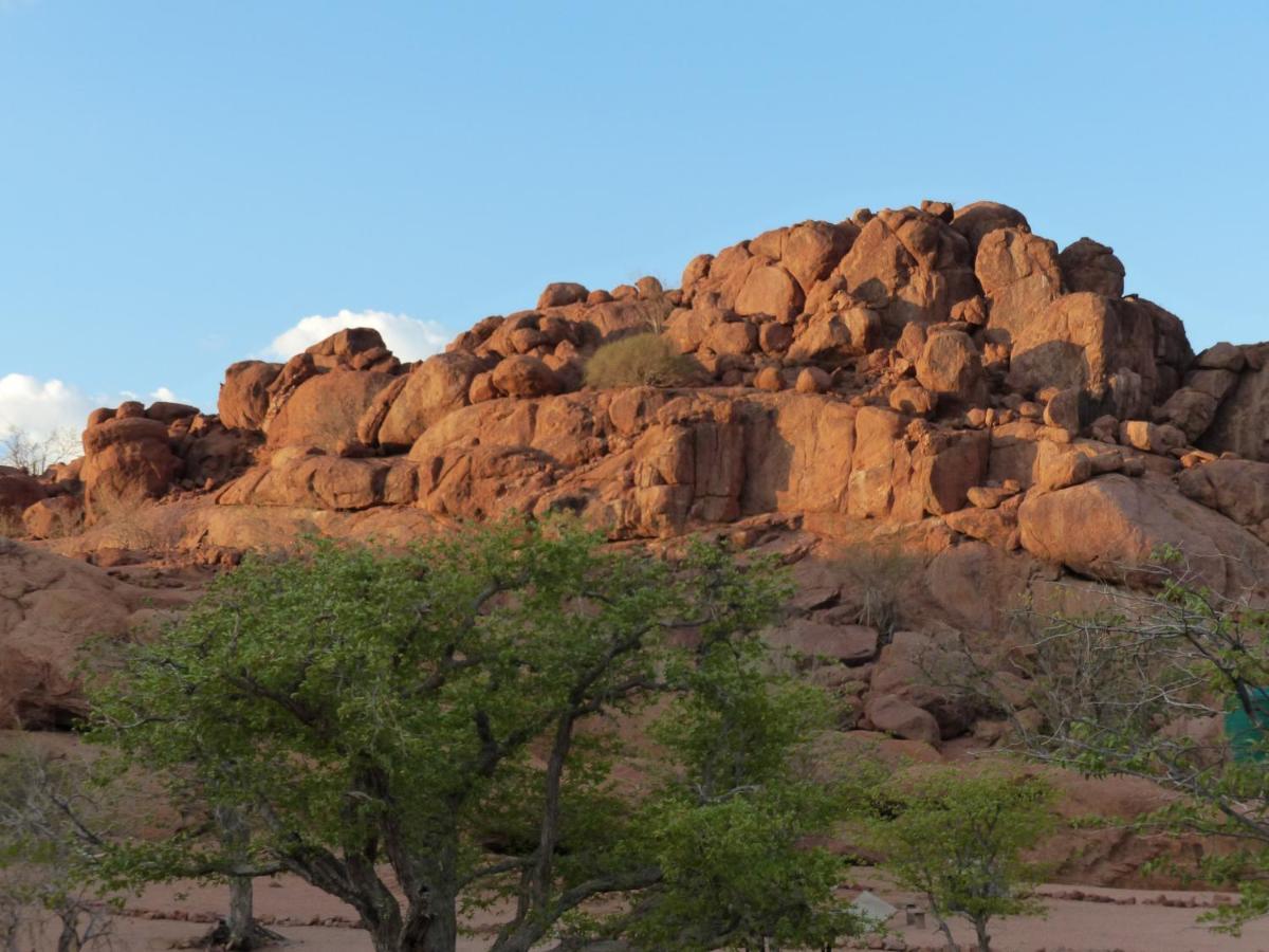 Ozohere Campsite And Himba Village Uis Kültér fotó